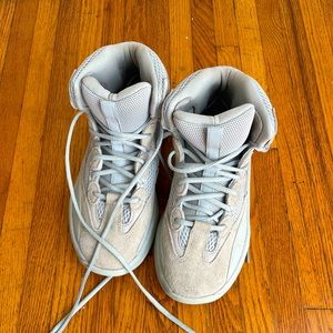 Adidas’s Grey kicks ☑️